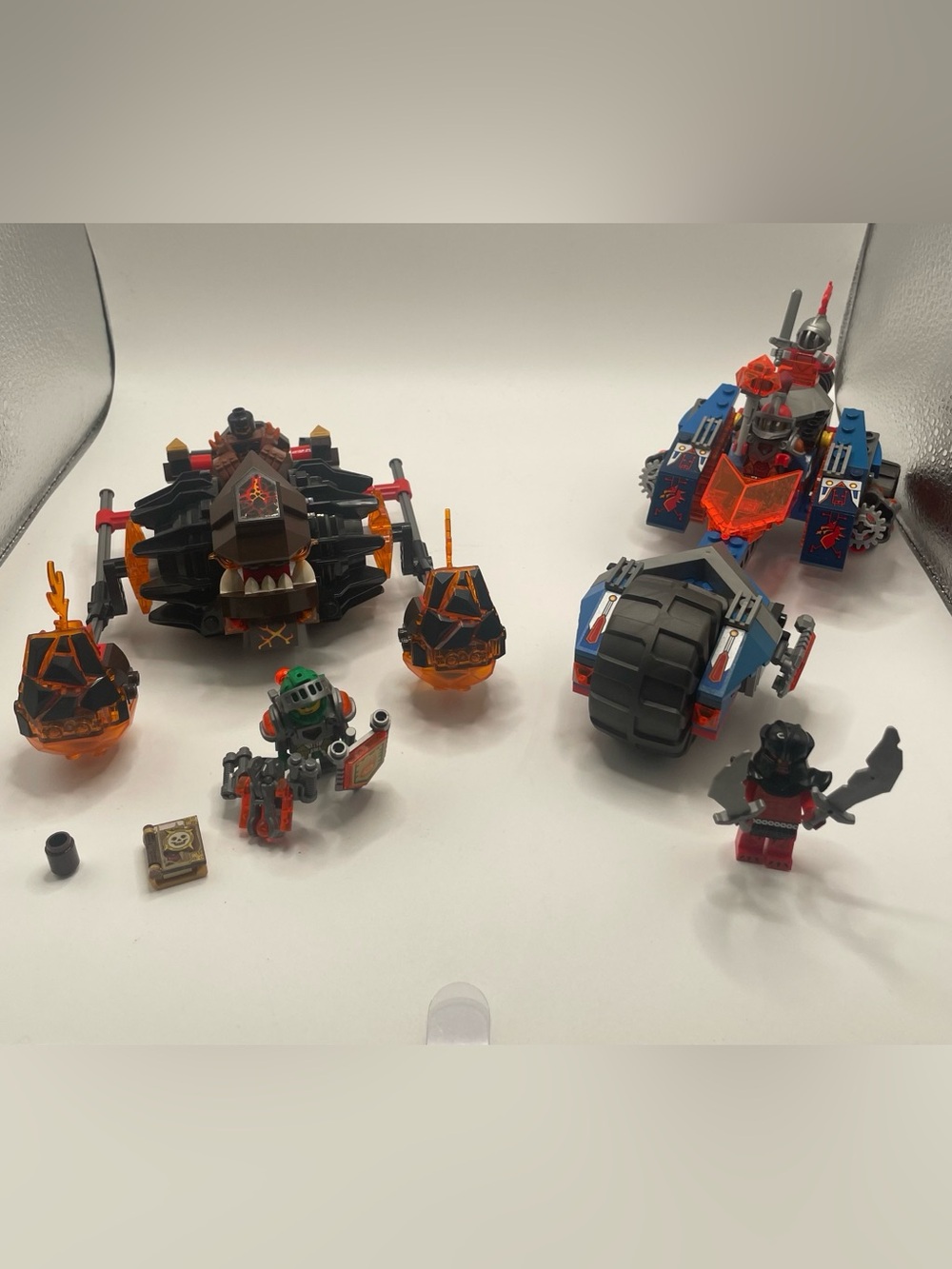 LEGO ® Nexo Knights Lot Moltor's Lava Smasher 70313 Macy's Thunder
Mace (70319)